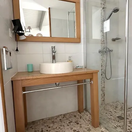 Casa de Férias La Baleine - Ancienne Maison De Pêcheur à 20 M De La