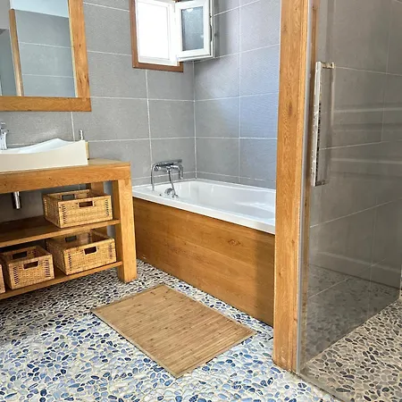 Casa de Férias La Baleine - Ancienne Maison De Pêcheur à 20 M De La