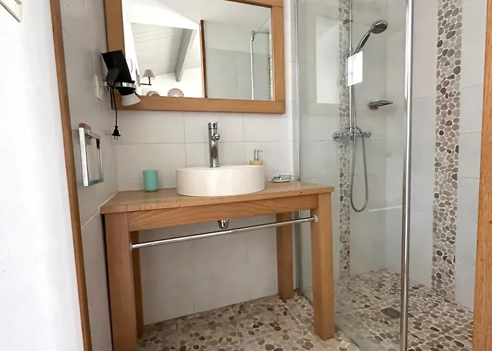 Holiday home La Baleine - Ancienne Maison De Pecheur A 20 M De La